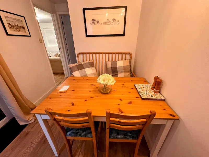 The dining table by the window